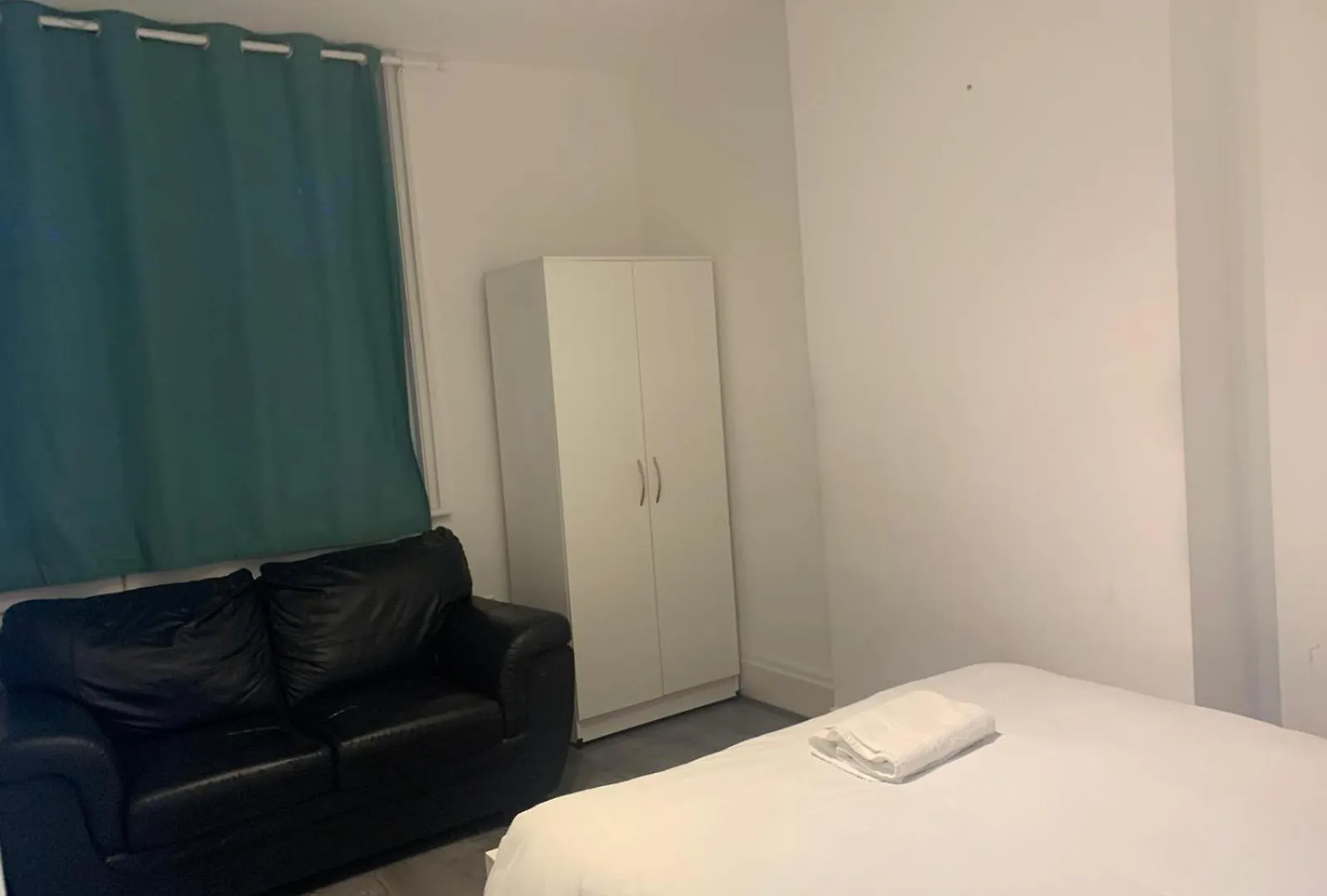 Simple Stays London 0*,